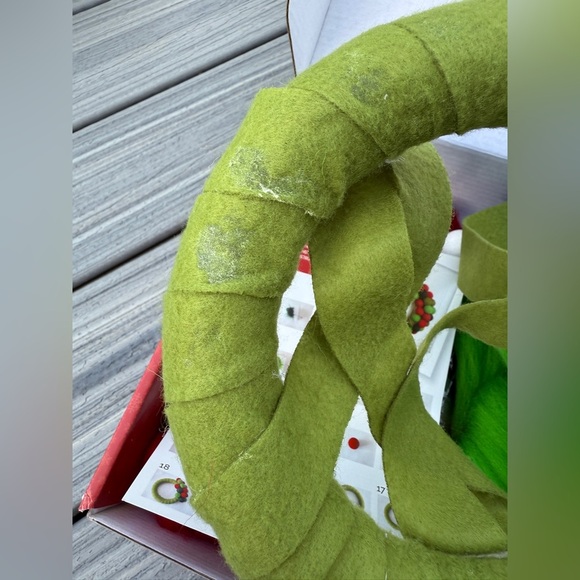 Pom Pom Christmas Wreath Felting Craft Kit - Red, Green, Brown - as is - Picture 11 of 13